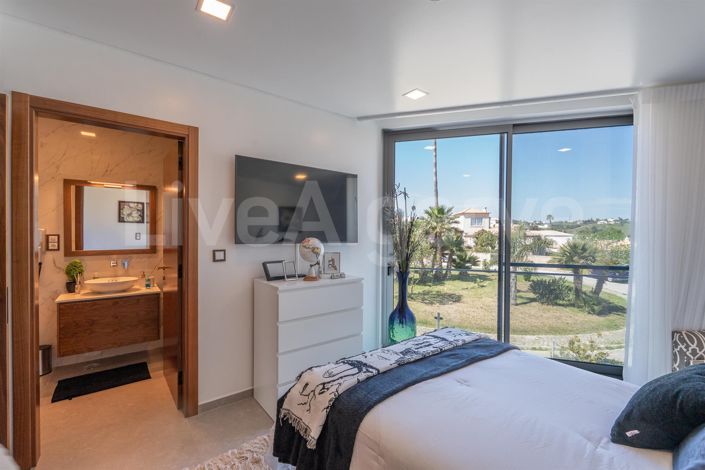 Image No.22-5 Bed House for sale