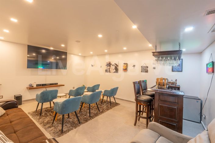 Image No.42-5 Bed House for sale