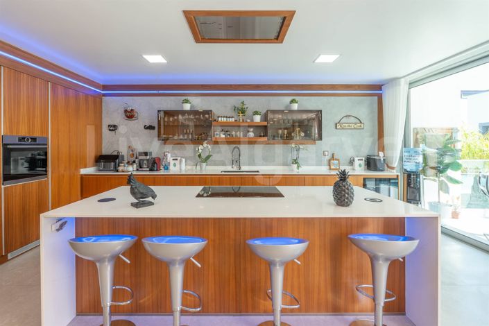 Image No.8-5 Bed House for sale