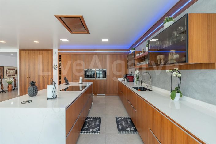 Image No.9-5 Bed House for sale