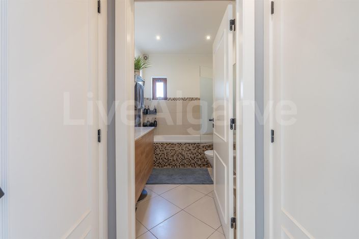 Image No.15-4 Bed House for sale