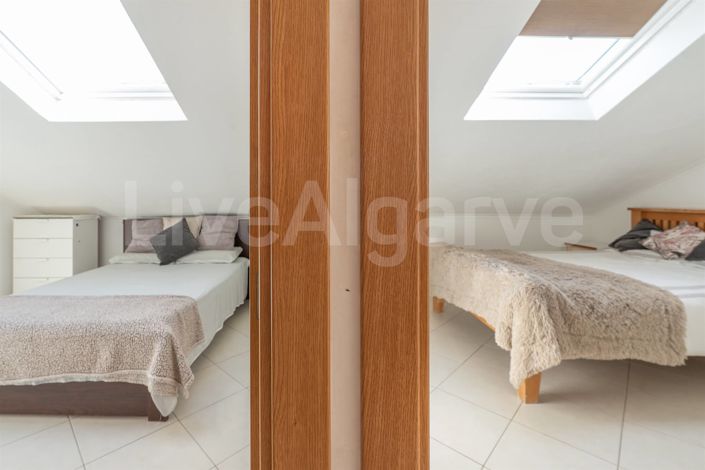 Image No.20-4 Bed House for sale