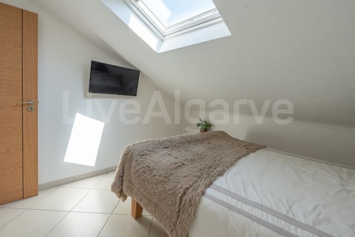 Image No.27-4 Bed House for sale