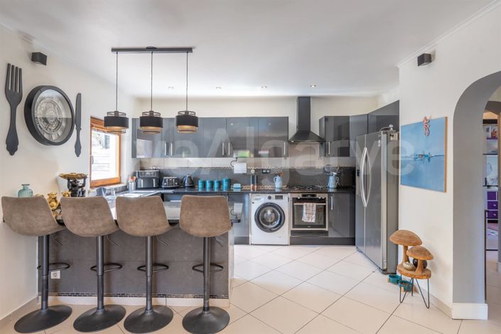 Image No.6-4 Bed House for sale