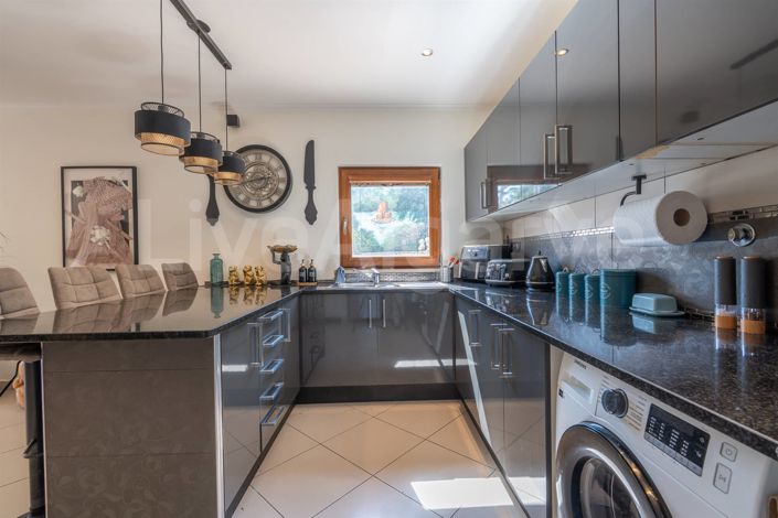 Image No.8-4 Bed House for sale