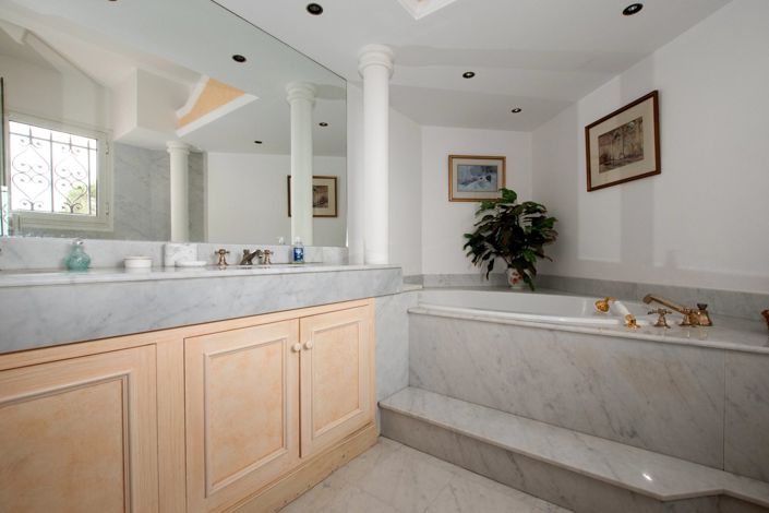 Image No.35-5 Bed House for sale