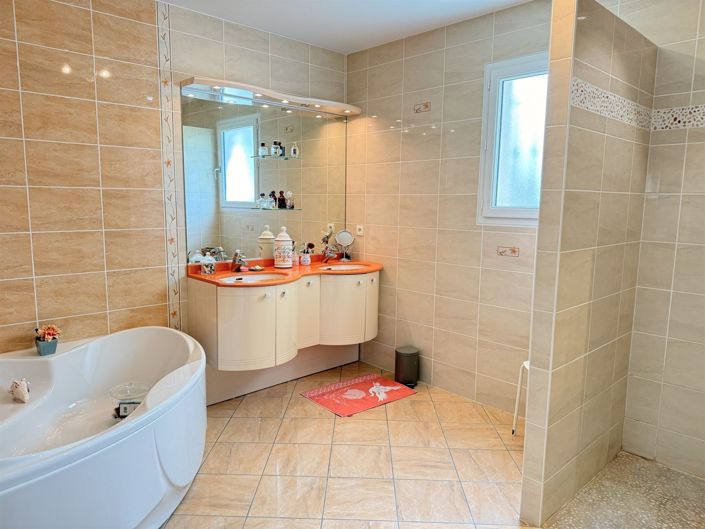 Image No.16-5 Bed House for sale