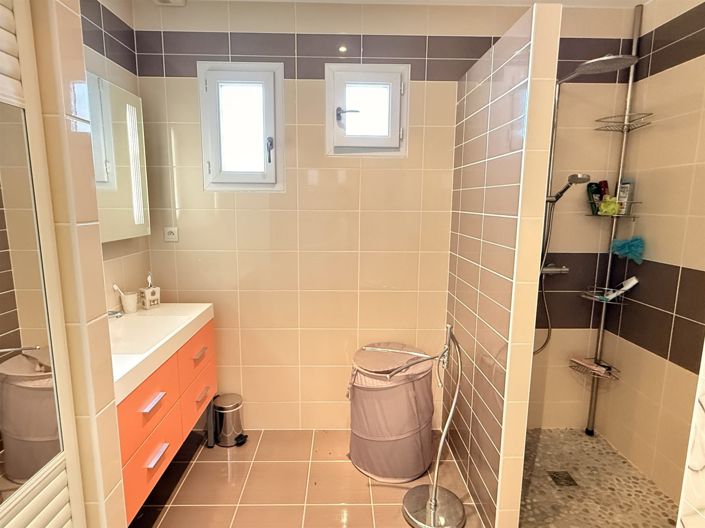 Image No.17-5 Bed House for sale