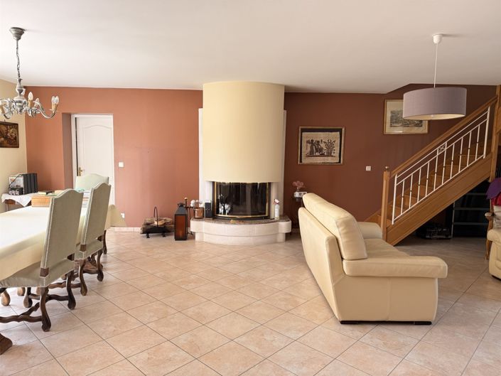 Image No.8-5 Bed House for sale