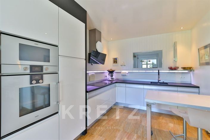 Image No.8-5 Bed Property for sale