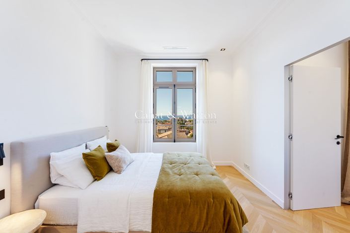 Image No.11-6 Bed Property for sale