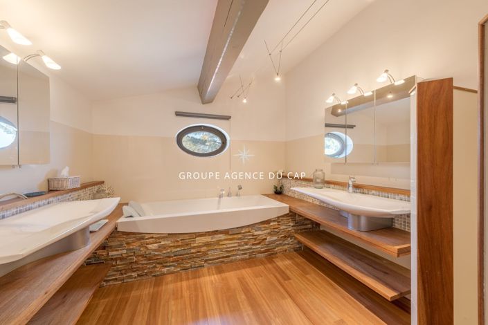 Image No.14-4 Bed Property for sale