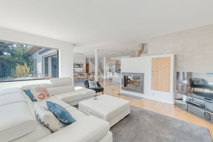 Image No.9-4 Bed Property for sale