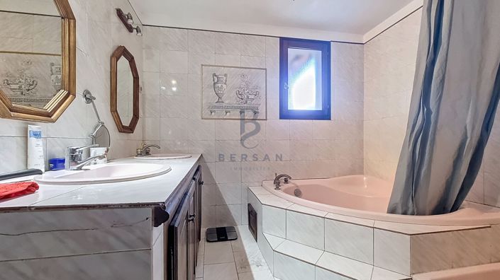 Image No.17-3 Bed House for sale