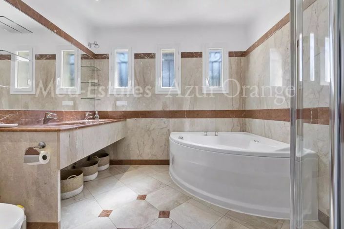 Image No.18-5 Bed House for sale