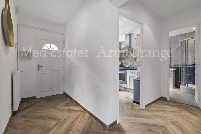 Image No.8-5 Bed House for sale