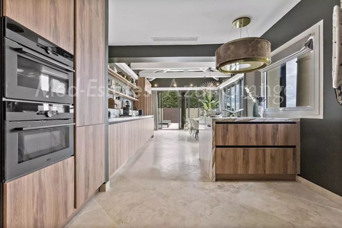 Image No.8-6 Bed House for sale