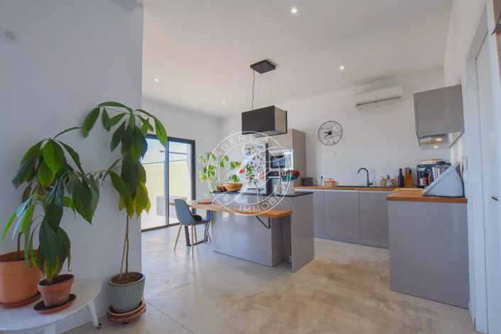 Image No.11-5 Bed House for sale