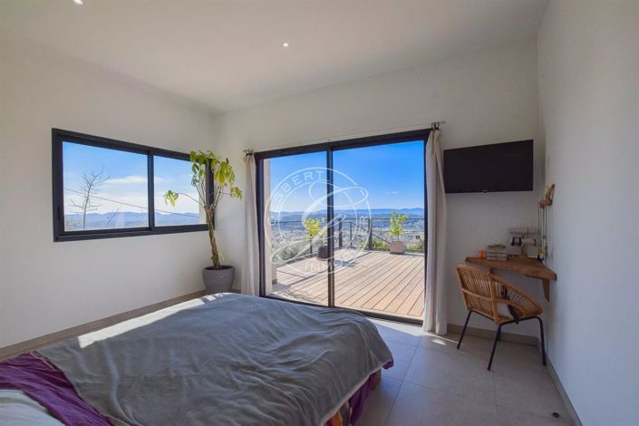 Image No.20-5 Bed House for sale