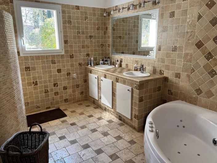 Image No.9-8 Bed House for sale