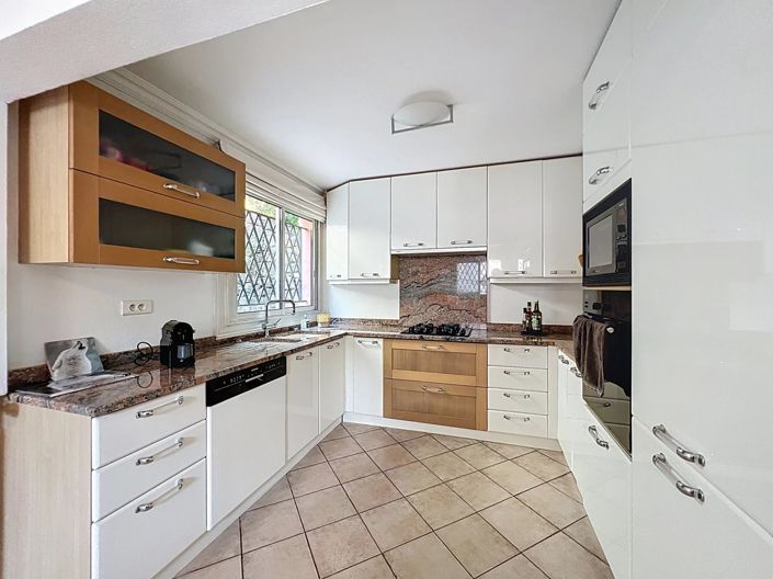 Image No.6-4 Bed House for sale