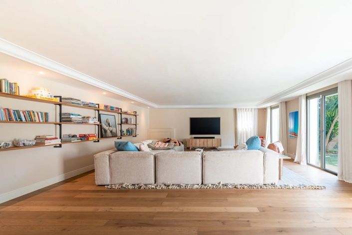 Image No.20-5 Bed House for sale