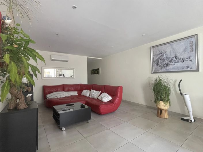 Image No.9-5 Bed House for sale