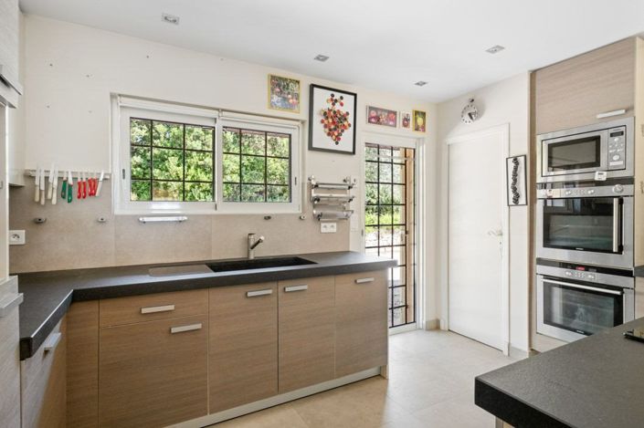 Image No.6-8 Bed House for sale