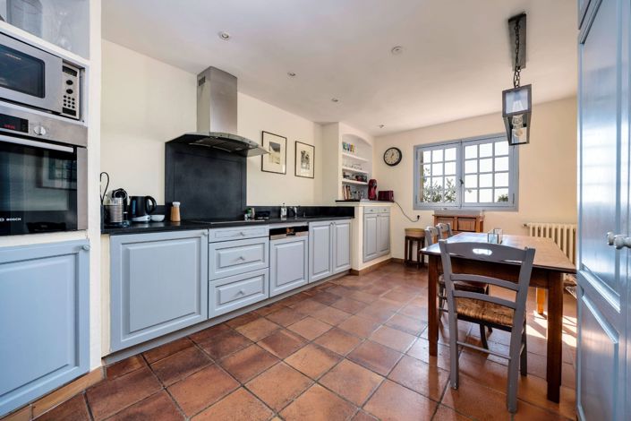 Image No.8-6 Bed House for sale