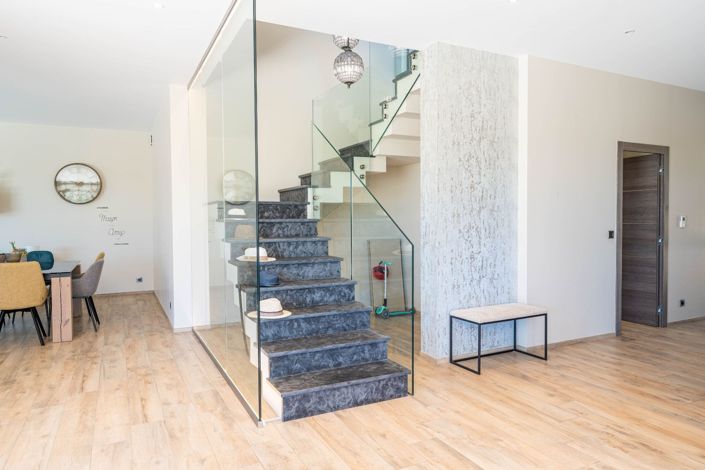 Image No.8-5 Bed House for sale