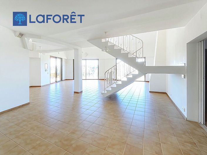 Image No.8-5 Bed House for sale