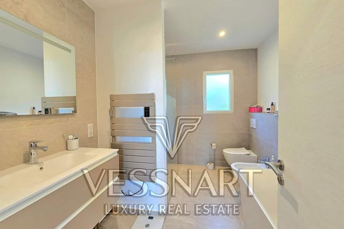 Image No.8-4 Bed House for sale