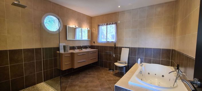 Image No.12-7 Bed House for sale