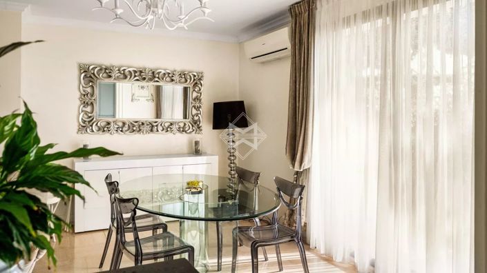 Image No.8-4 Bed House for sale