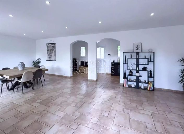 Image No.7-9 Bed House for sale