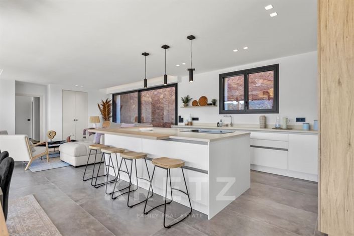 Image No.6-5 Bed House for sale