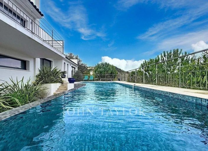 Image No.2-4 Bed House for sale