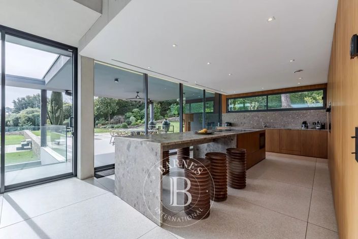 Image No.16-6 Bed House for sale