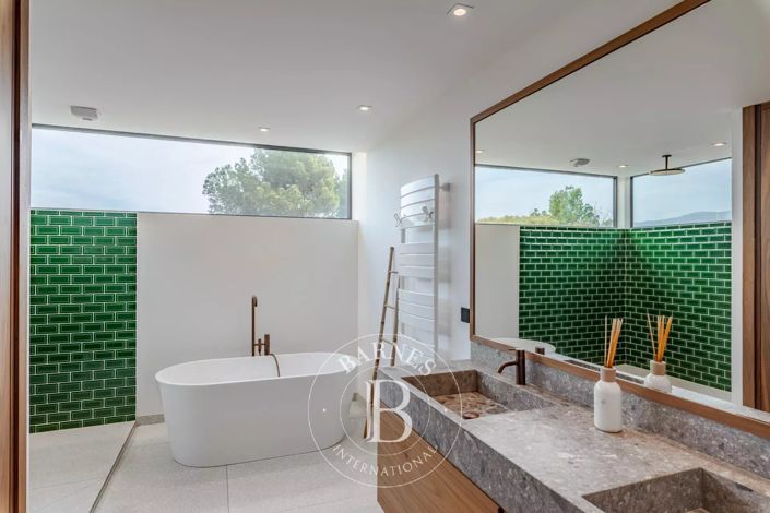 Image No.24-6 Bed House for sale