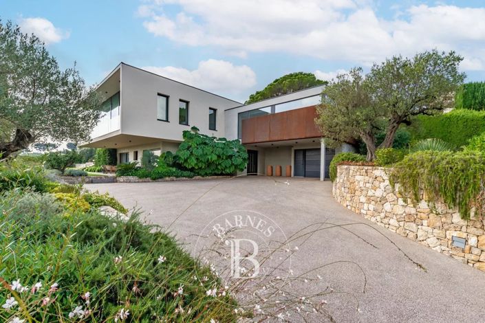 Image No.26-6 Bed House for sale