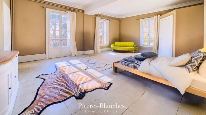 Image No.8-5 Bed House for sale