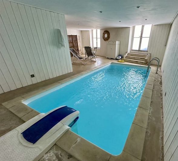 Image No.28-6 Bed Property for sale