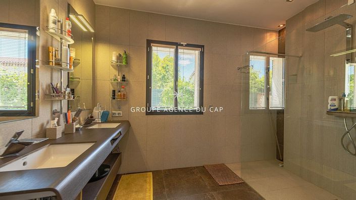 Image No.10-4 Bed Property for sale