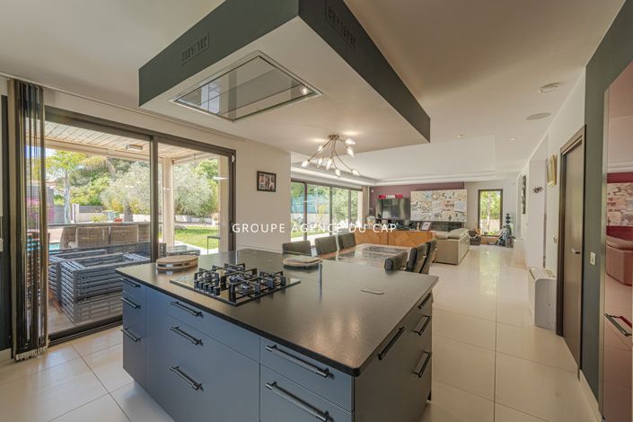 Image No.18-4 Bed Property for sale