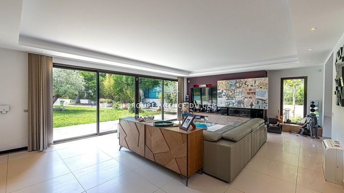 Image No.5-4 Bed Property for sale