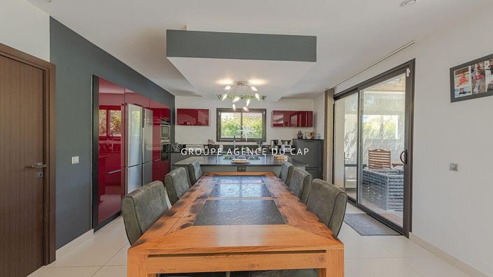 Image No.6-4 Bed Property for sale