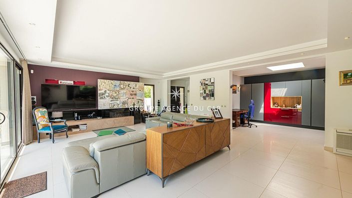 Image No.7-4 Bed Property for sale