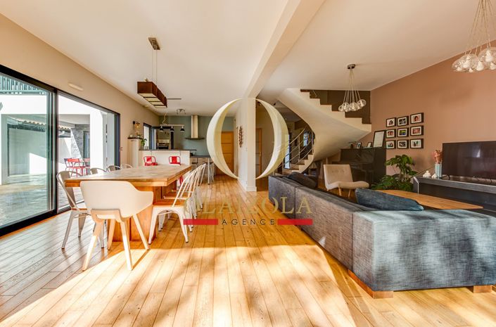 Image No.8-5 Bed House for sale