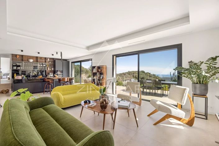 Image No.8-5 Bed House for sale