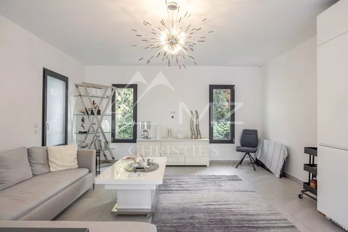 Image No.8-6 Bed House for sale